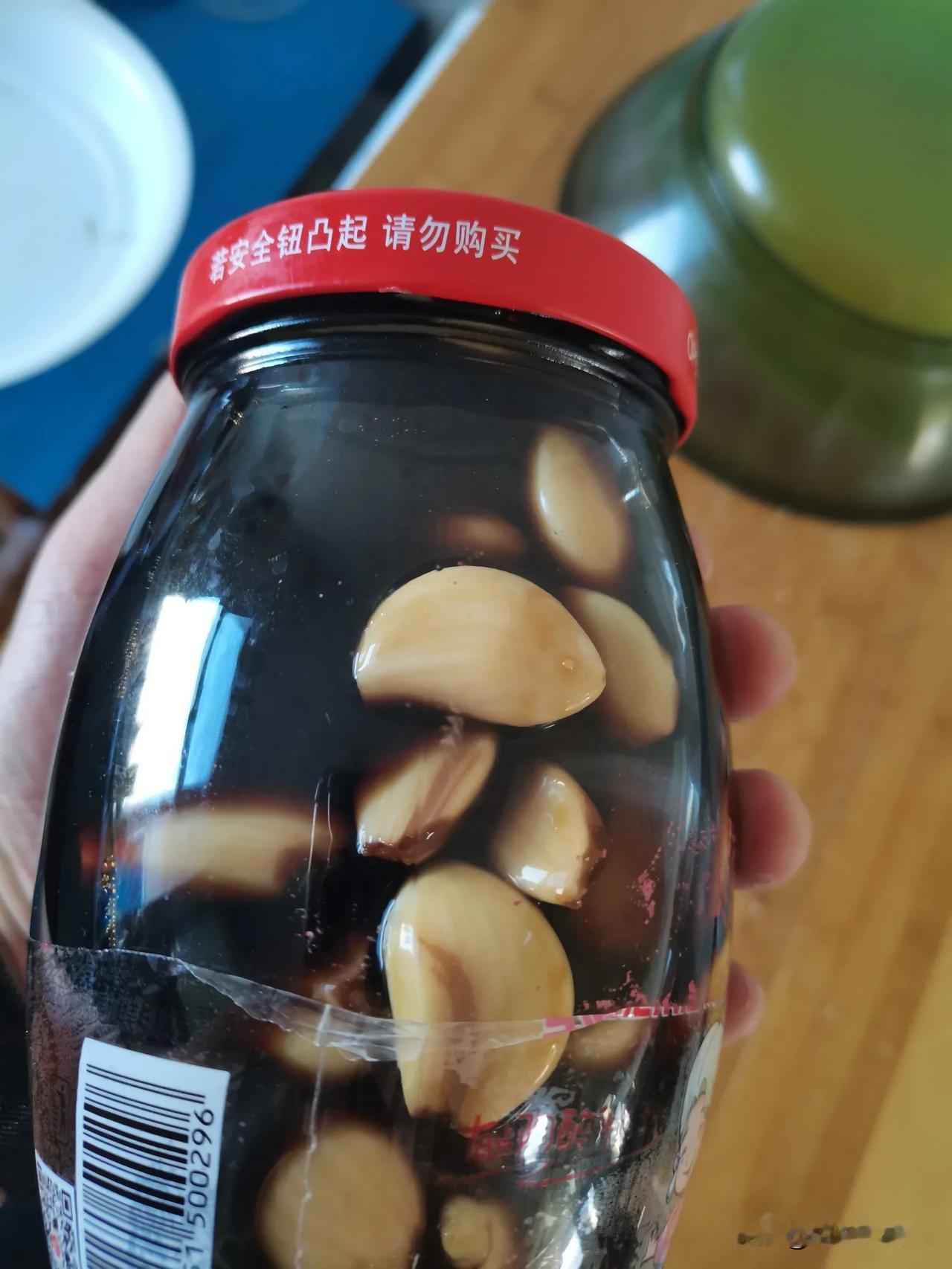 人们都说在“腊八节”那天腌蒜很容易变绿，就在腊八节的当天我也试的腌了一罐头瓶，按