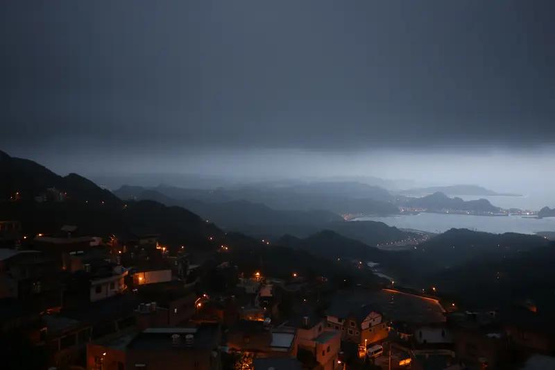 专家说天价军购正在掏空台湾，这话一点不假。台军抛出1.25万亿新台币的特别预算用