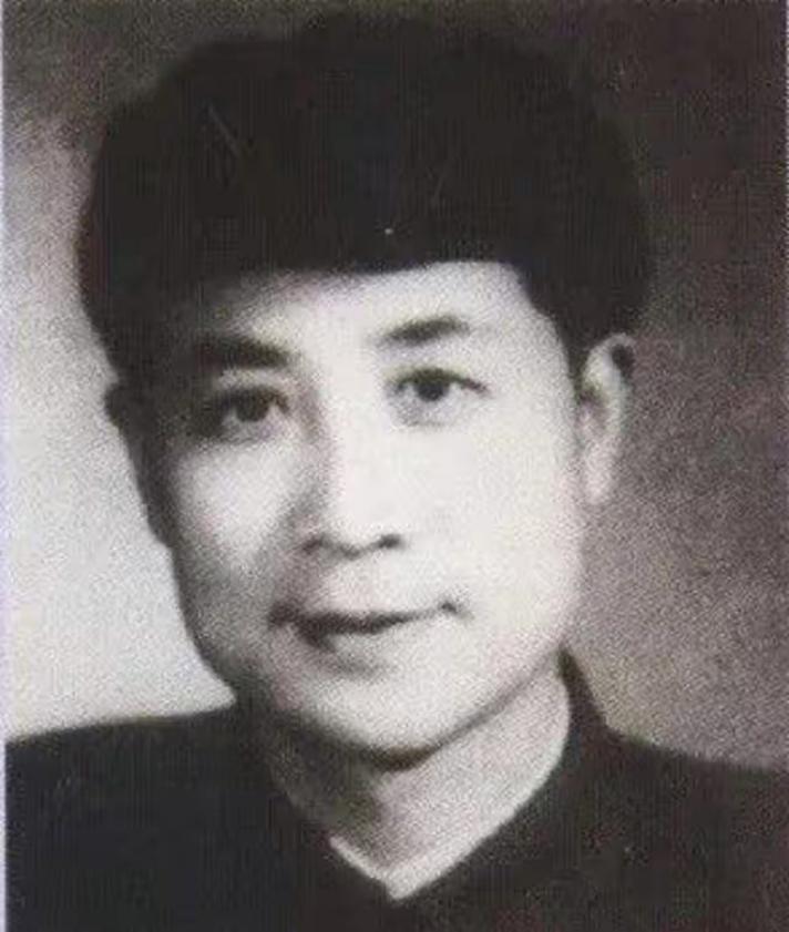 中共特工潜伏敌方高层，后来官太大不知如何处理，党中央：不要怕，接着往上爬！
 
