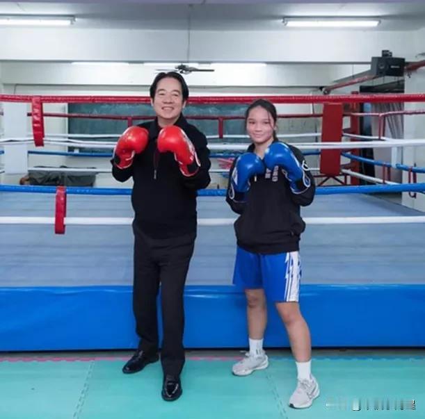 赖清德今天窜往彰化成功高中，戴上拳击手套，想与拳击女冠军“2024台教育大奖”何