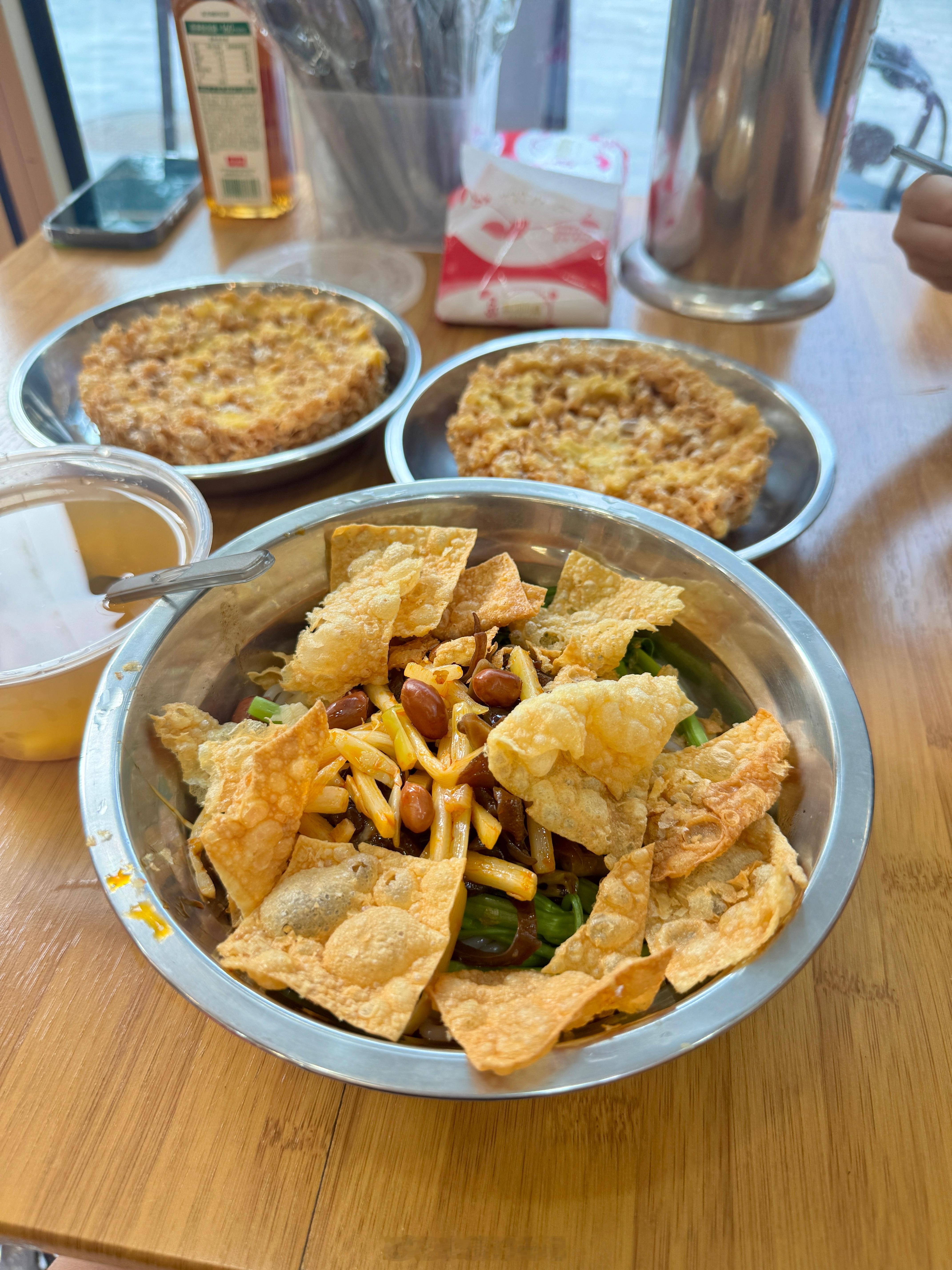 吃了一个超级无敌好吃的螺蛳粉这是我第一次吃一直误以为螺蛳粉很臭实际上我进店的那一