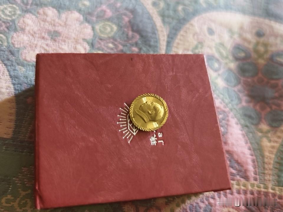 二十多年前，逛珠宝店买的，记得当时的金价是100元一克，花了500元买的这枚毛爷