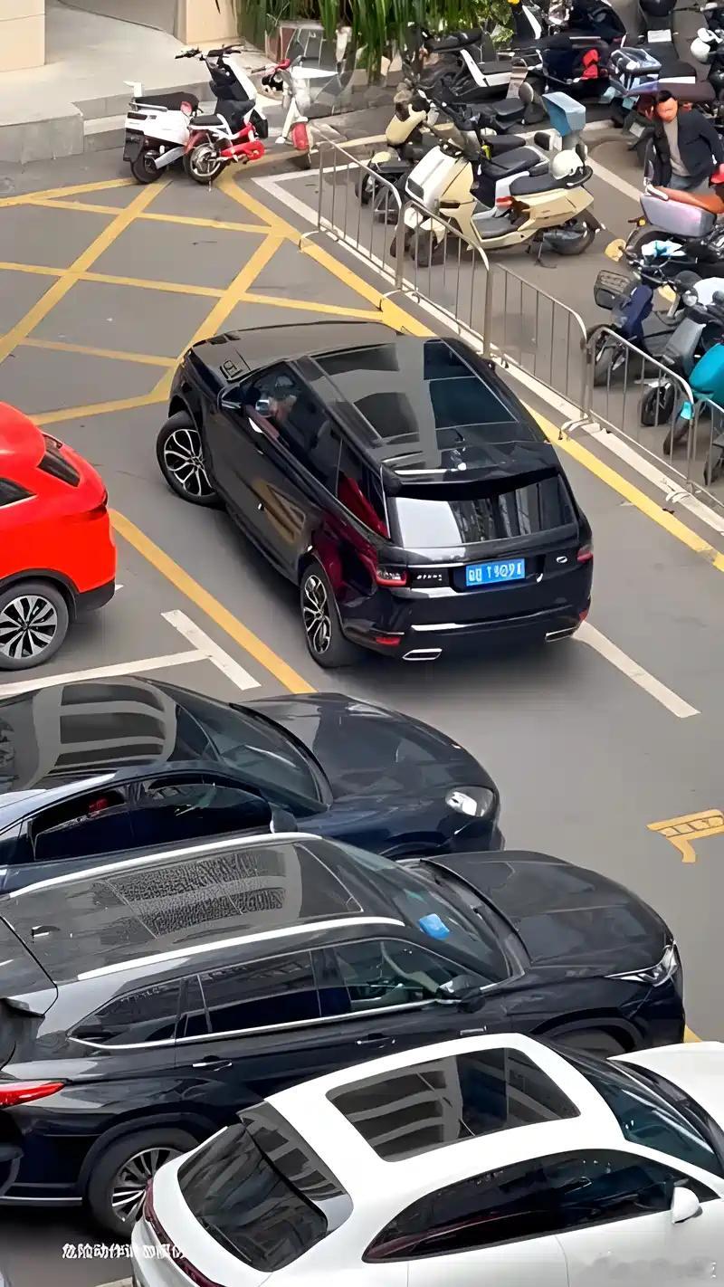 开大车的尴尬瞬间 家人们，如果想买大型SUV或MPV，试驾时一定得多留意转弯半径