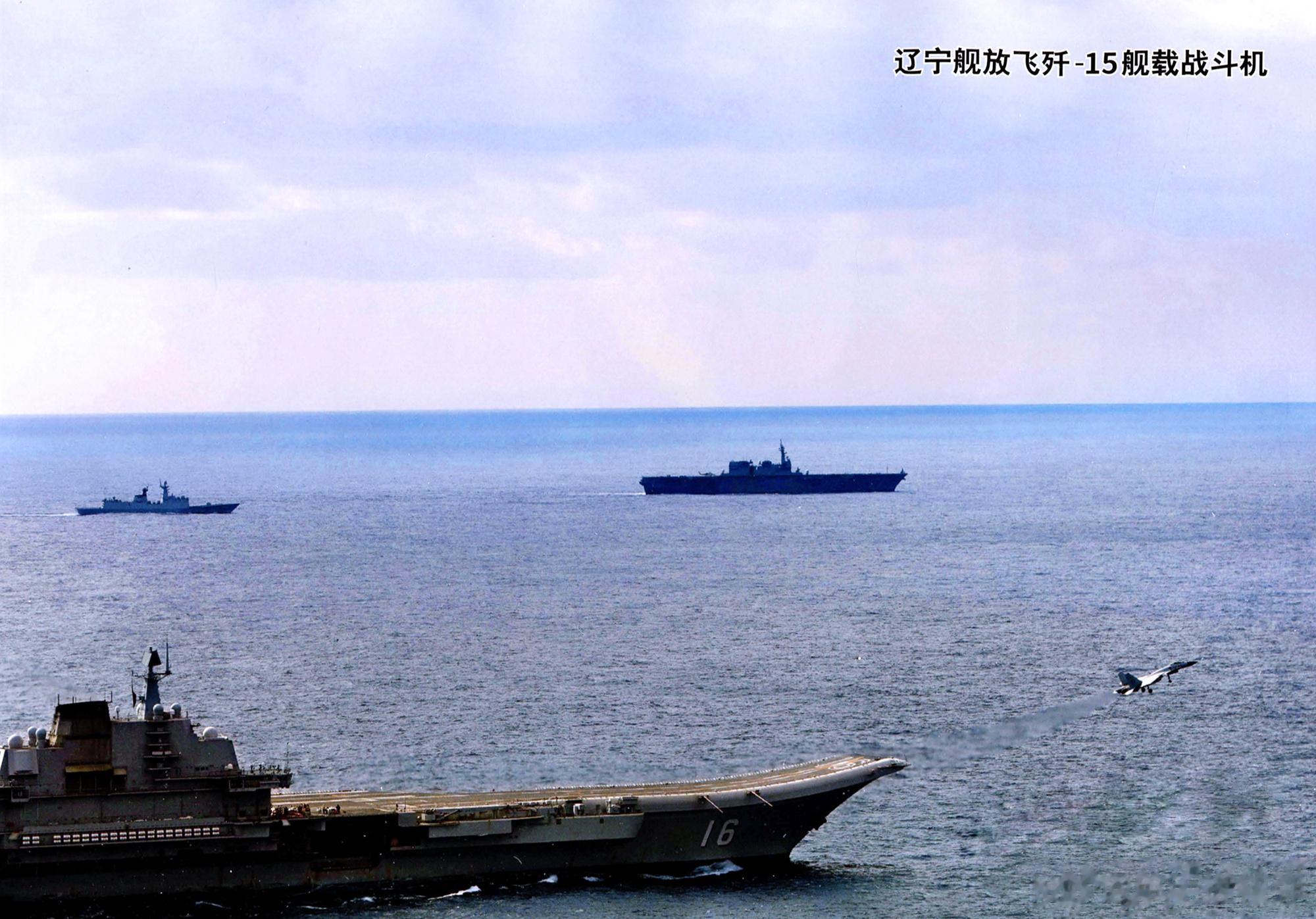 2022年西太平洋，我海军一艘054A护卫舰近距离监视小日子的“出云”号准航母的