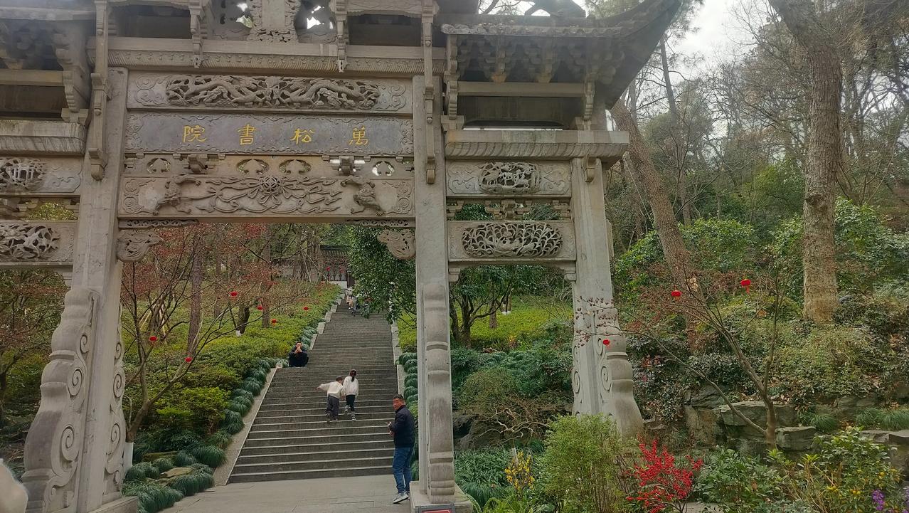 儿媳退出家庭群，因为她发现儿子房间藏着一包烟。
      儿子和儿媳相亲时说不