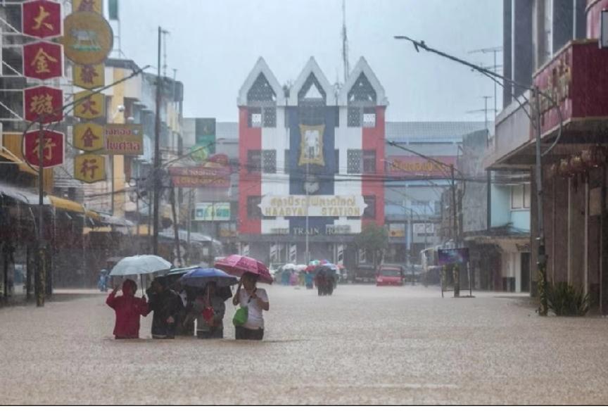 泰国南部遭遇300年一遇暴雨，浸水灾害扩大，产科病房孤立。
曼谷(CNN)泰国南