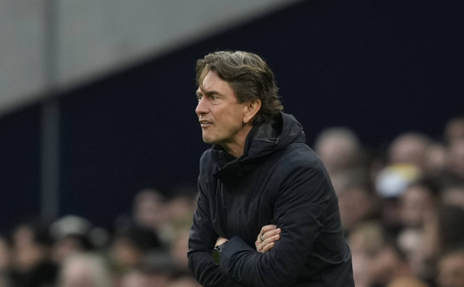 前热刺后卫阿兰·赫顿呼吁球迷不要急于评判弗兰克，直到他拥有完整的阵容。赫顿承认他