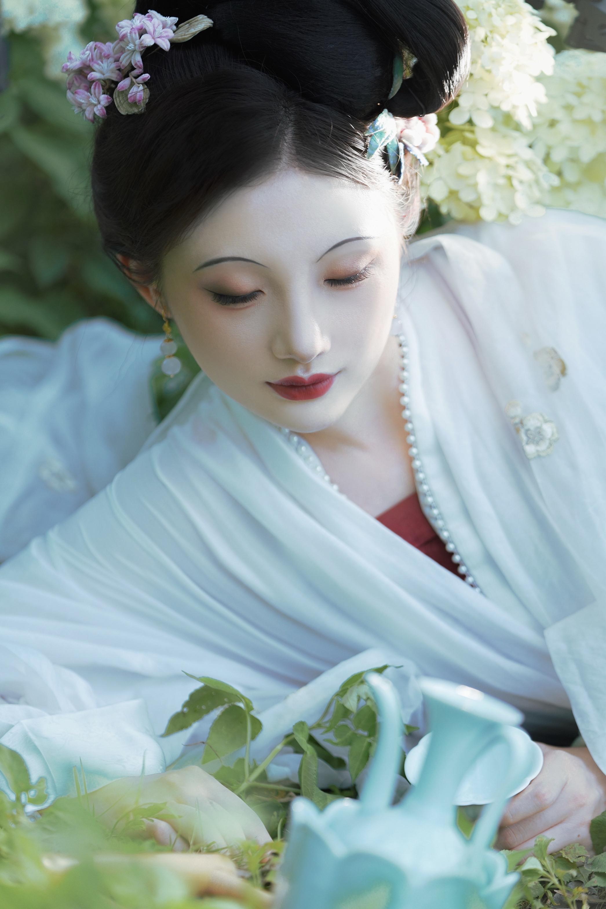 醉卧花丛。汉服美人图鉴