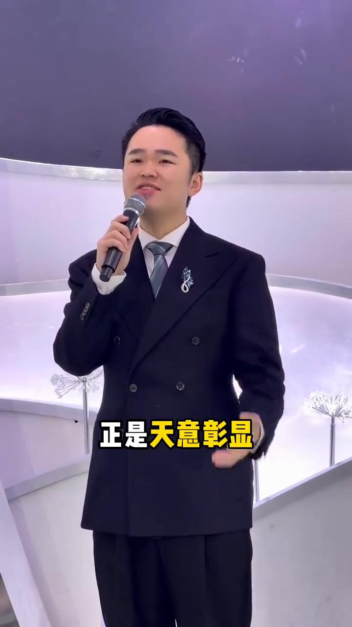 婚礼·意外：主持神级"化解"，央视级圆场。
手捧花抛出挂在了顶灯上，主持人神"化