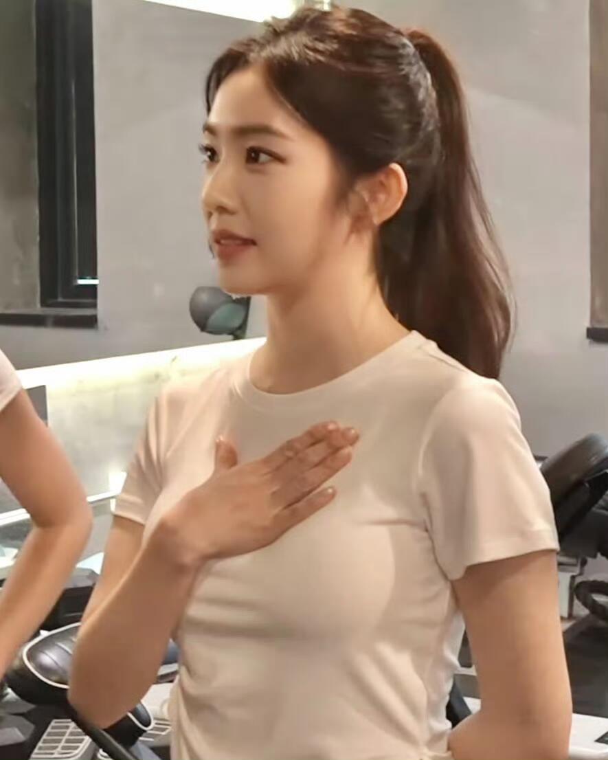 不是裴姐你 好大😍😍我们姐不仅长得美身材也超好！以前怎么没注意到姐的眼镜这么