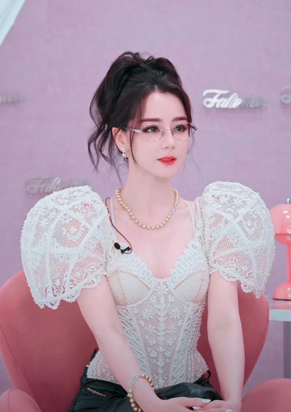 迪丽热巴工作室和造型师是怎么想的？给美女直播穿这种衣服. 