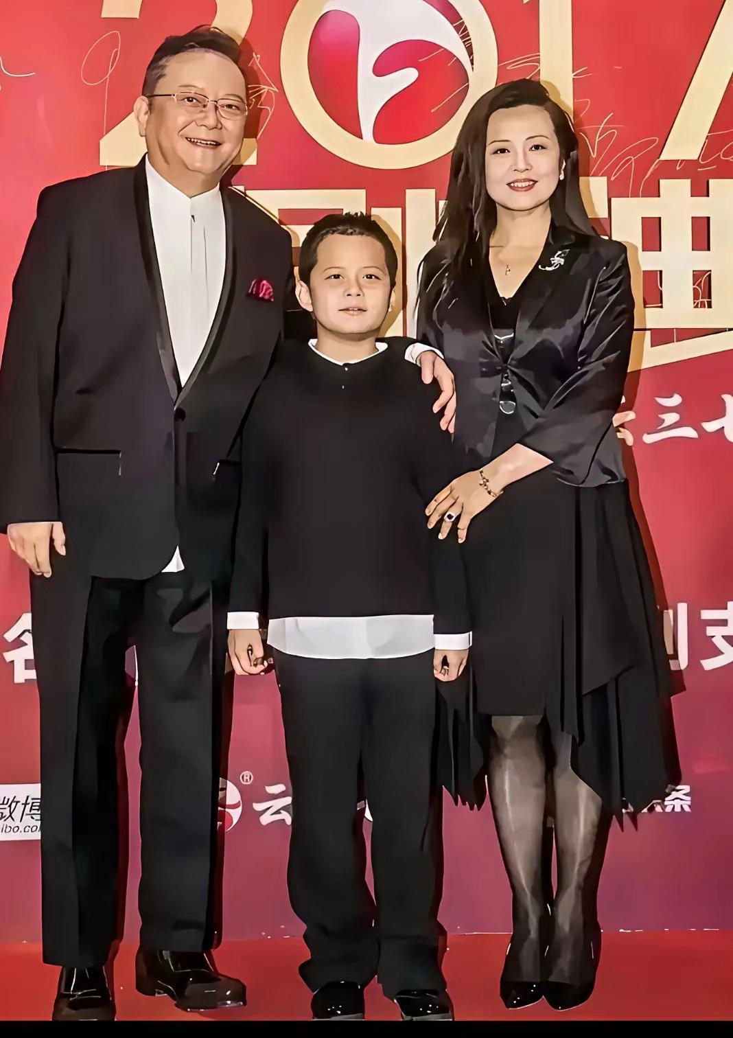 如今王刚已是77岁高龄，一家人同框状态超亮眼。妻子气色红润，端庄大气，美得格外有