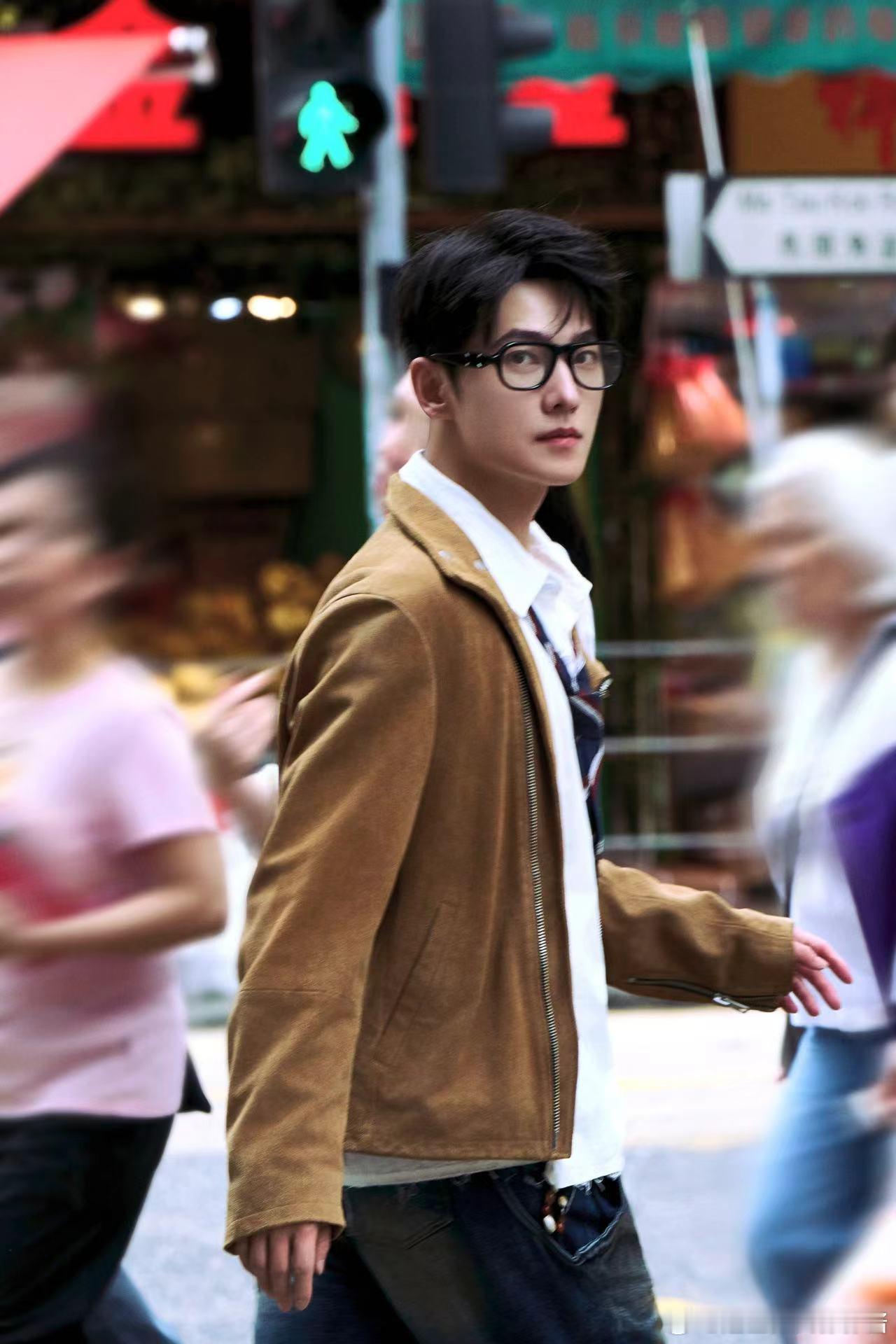 ✦  —— 悦凯经纪｜#杨洋 ——  ✦⚖️ 指示牌藏匿着古老的秘密 🗝  这