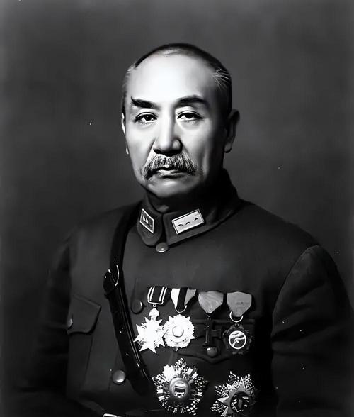 1914年，31岁的阎锡山，娶了14岁的小妾，洞房之夜，阎锡山对小妾说：“你躺下