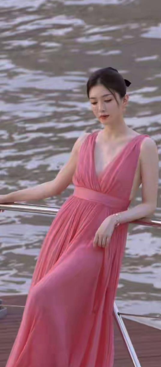 红衣美人倚栏杆，水波荡漾映芳容。