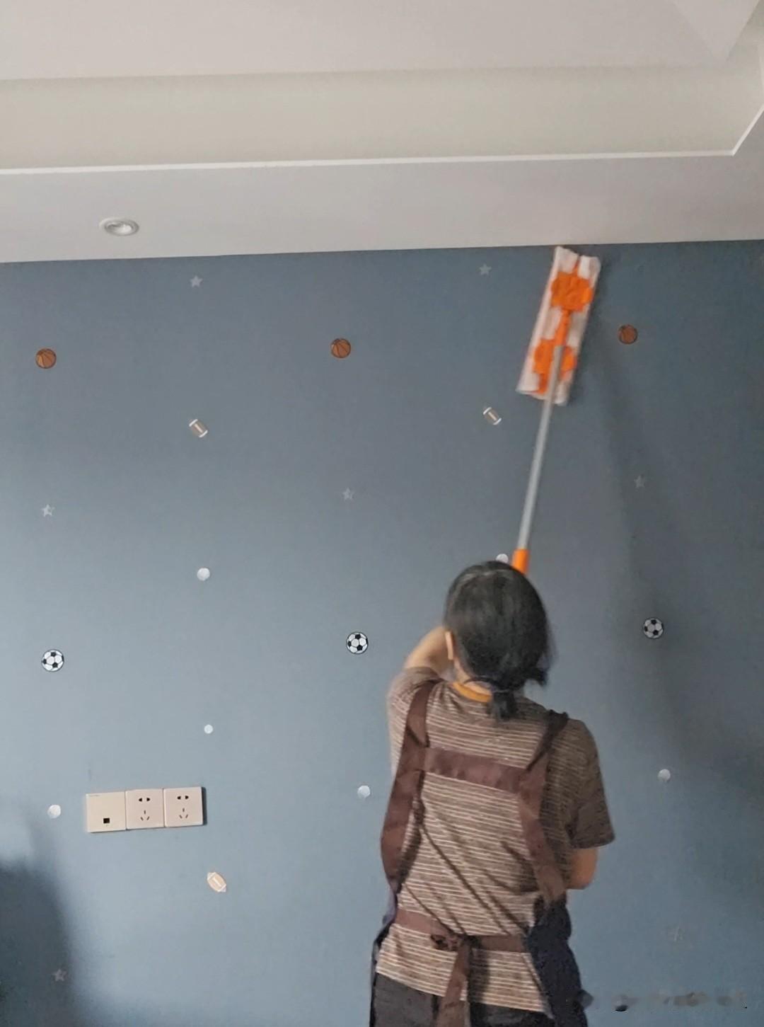 我是一名家政钟点工，从事家政工作已有20多年了。

我服务的对象大多是老客户，偶