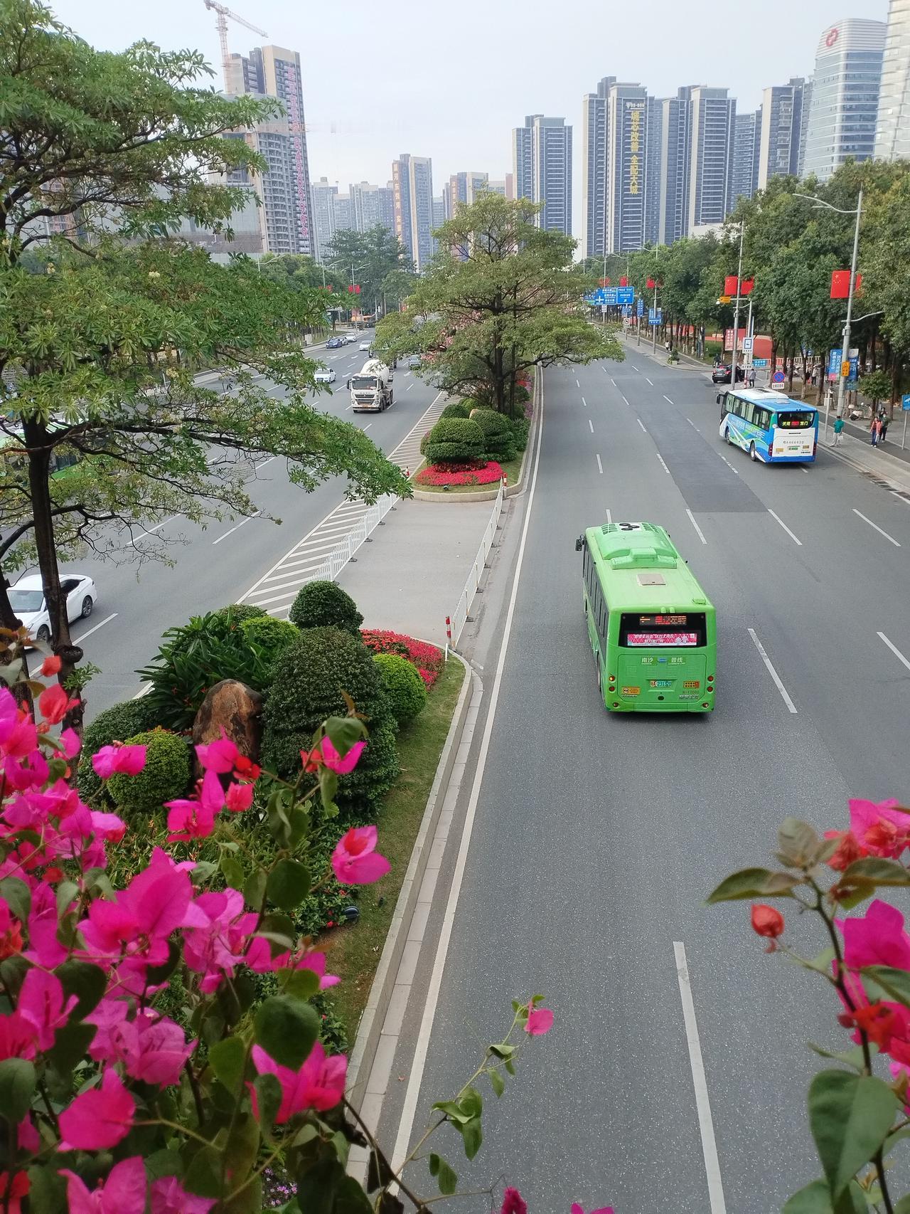 为啥好资源总往“不缺的人”堆里扎？
 
王思聪从不缺伴侣，农村光棍却难寻良缘；大