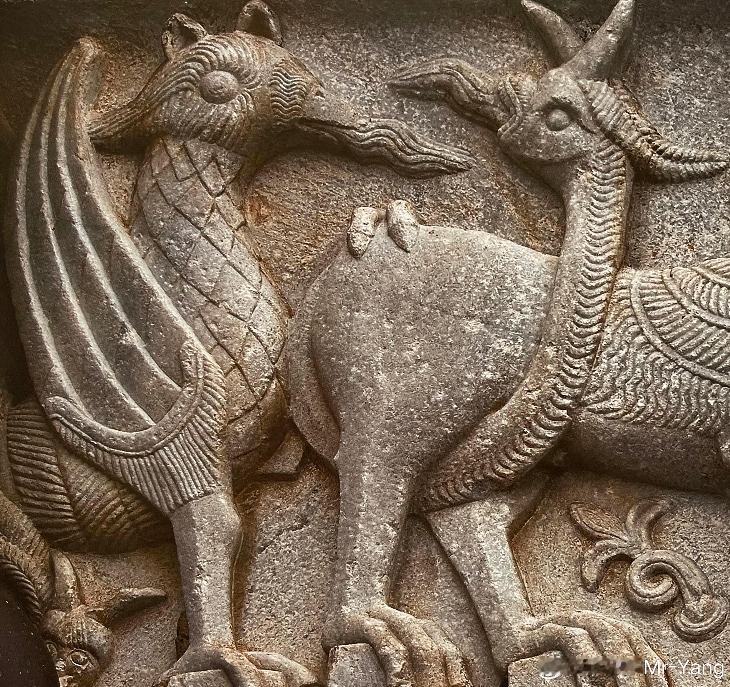 # 罗马式时期艺术  ROMANESQUE # 环绕教堂的猛兽与神话生物--守护