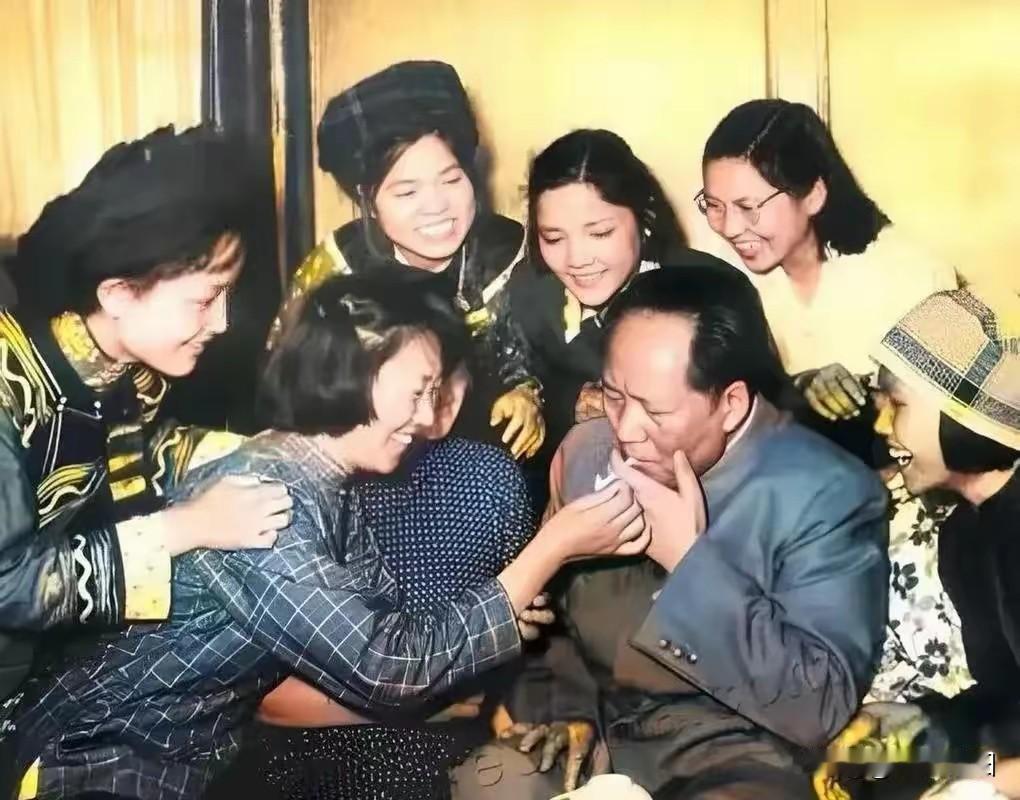 帮毛主席点烟的大姐，健在的话也有百来岁了吧！这下够你吹一辈子了。