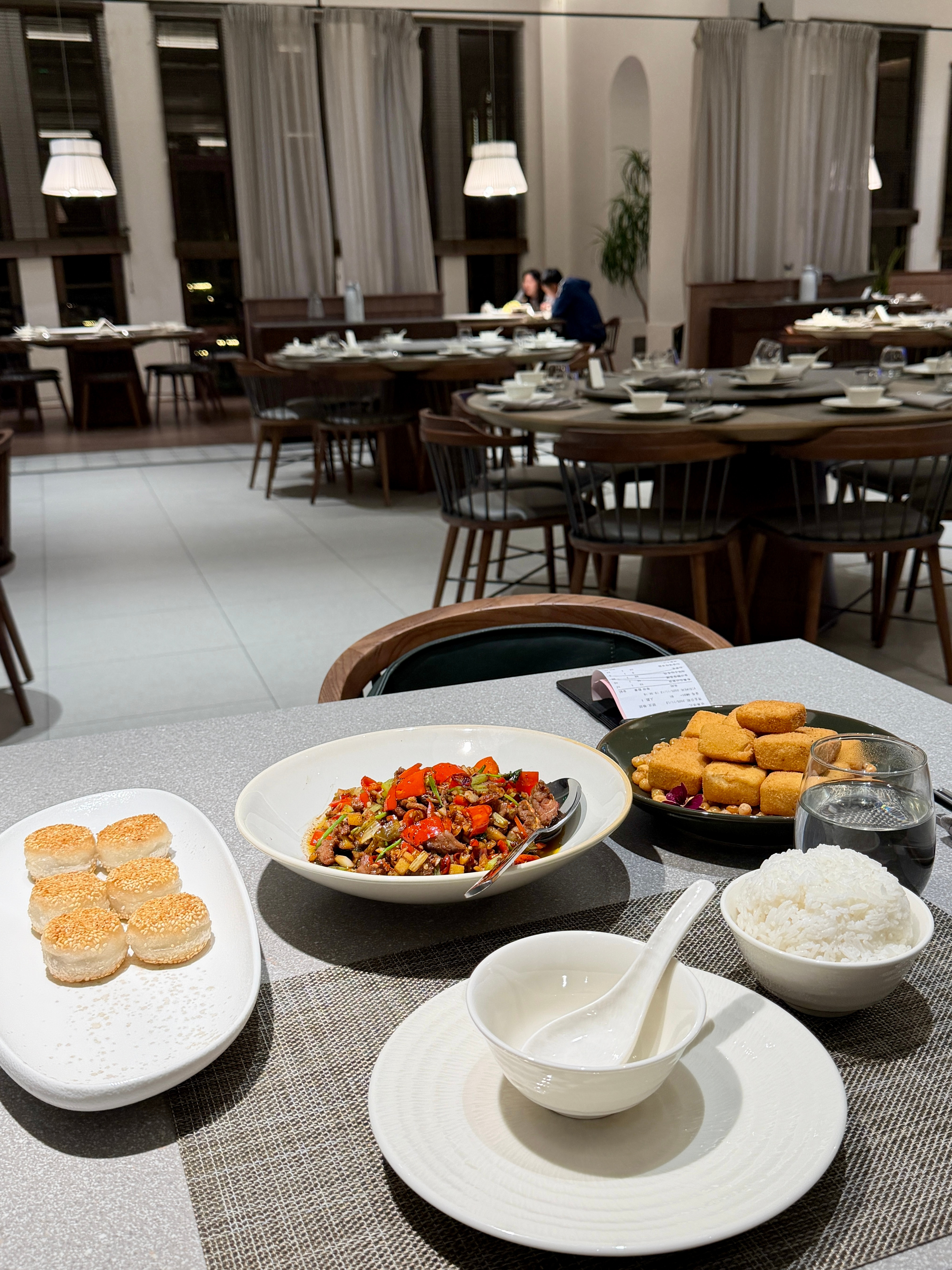 前两天在广东也点了杨枝甘露吃，实在太甜了，就只尝了一下，整桌菜除了中间那个小炒黄