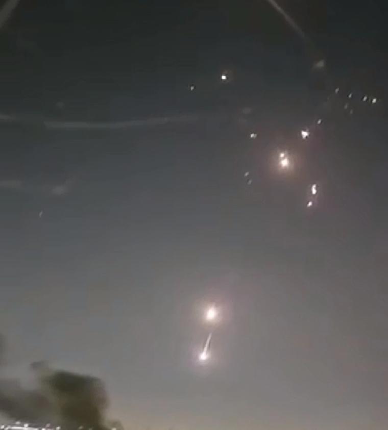 伊朗这次挨炸就是因为上一次反击力度太小，以色列美国认为可以把伊朗当作政治提款机，