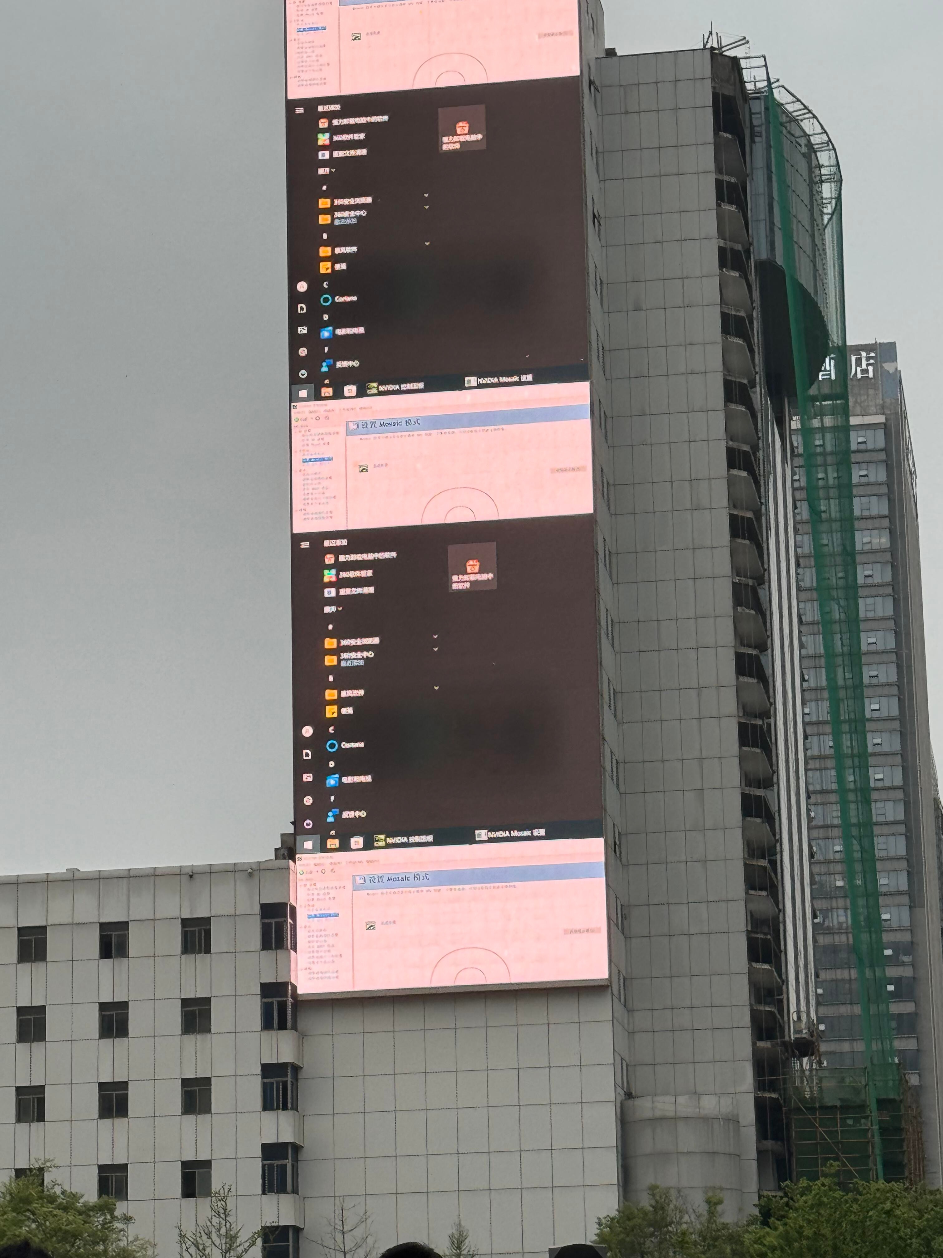 五一广场地铁站出口对面的大屏笑死我了 ​​​