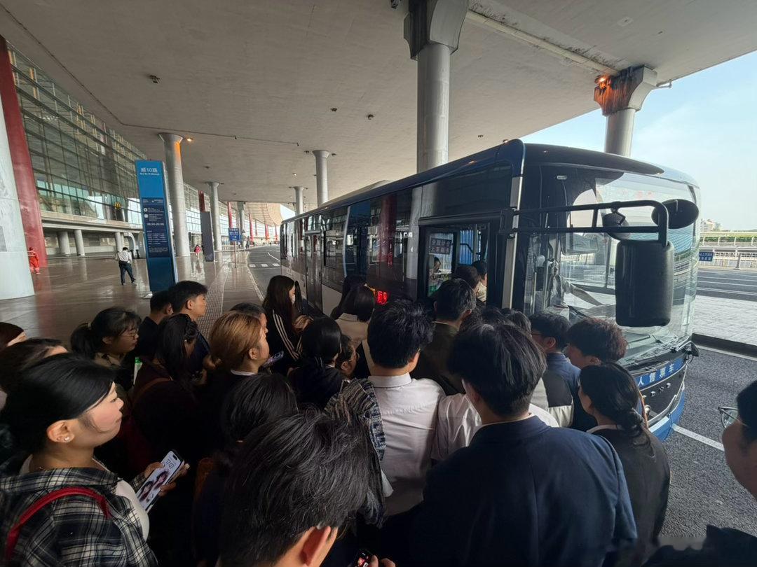 落地北京，想着一会儿活动就在边上，坐公交车去得了，只是没想到场面这么带劲！凯文聊