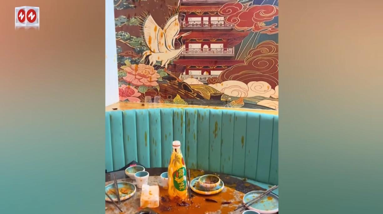 “必须严惩！”近日，安徽亳州，一火锅店里的顾客在用完餐后，竟直接往煮沸的火锅里扔