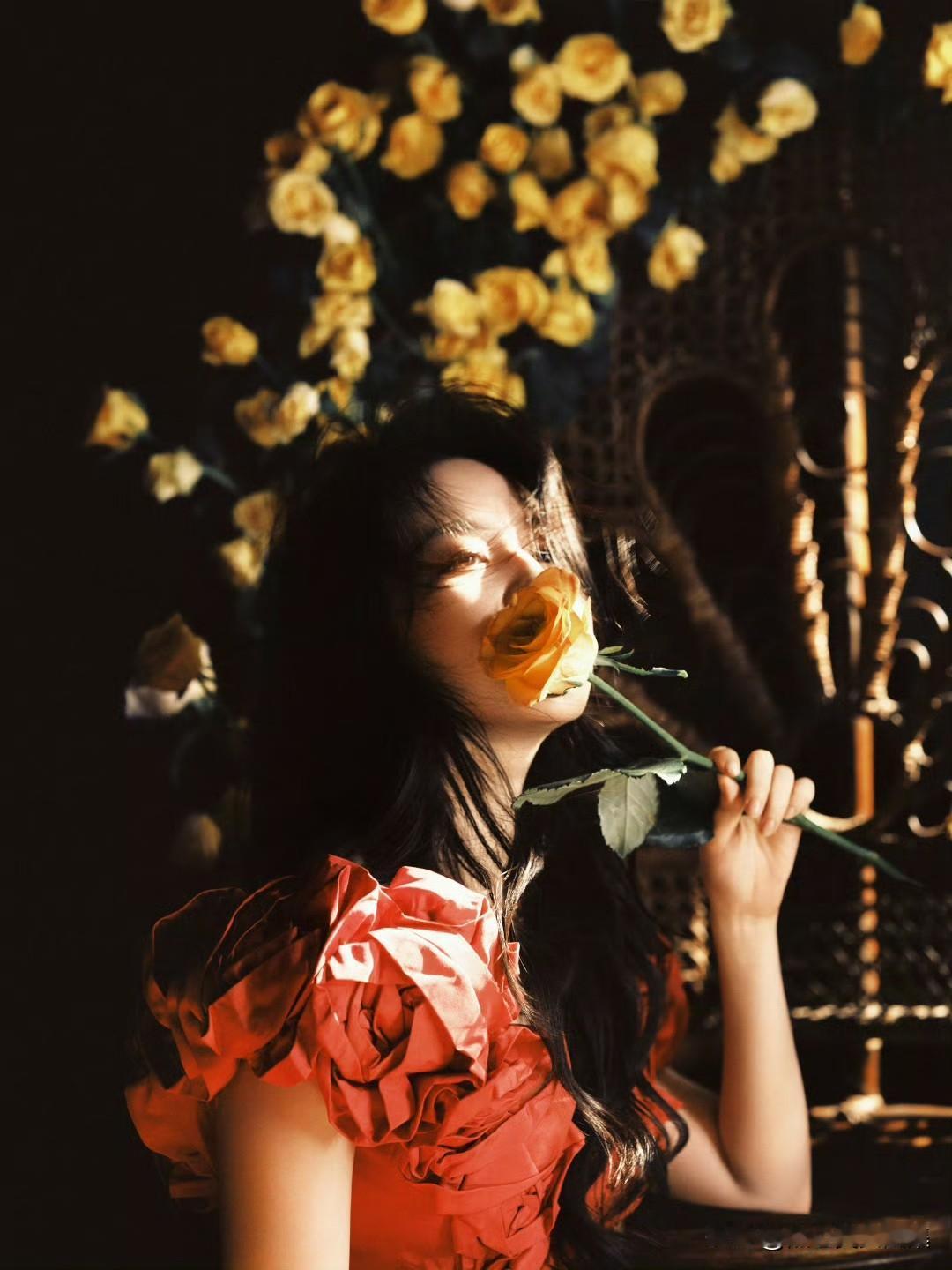 冬日生活打卡季 最近刘亦菲的热烈明艳黄玫瑰主题大片太惊艳了！她在微博晒出打卡冰封