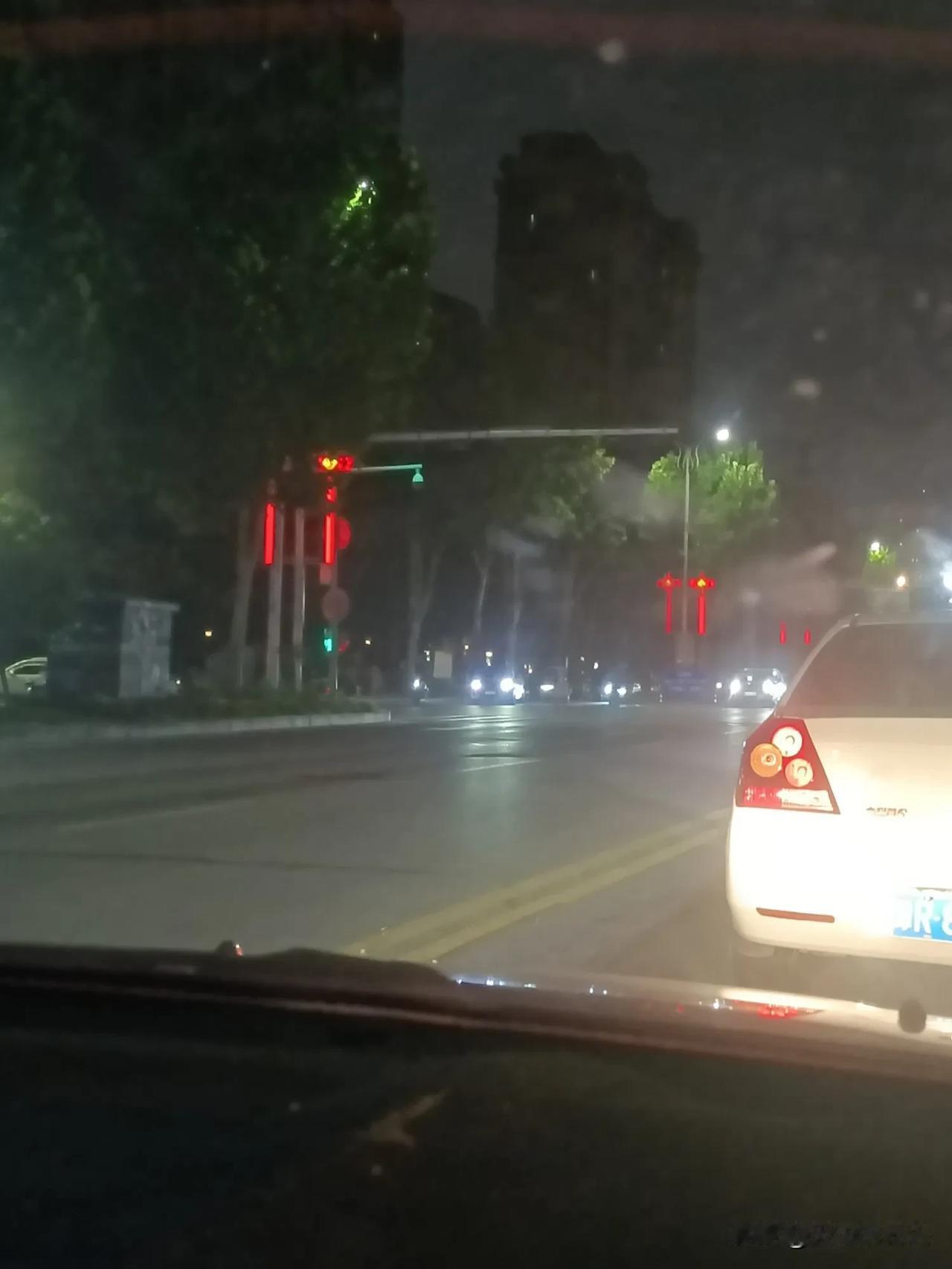 又是晚上出门的一天！
开着车走在路上，
我才知道原来大晚上还有这么多奔波在路上的