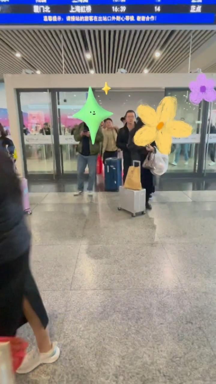 人群中的一醋溜的小不点儿 