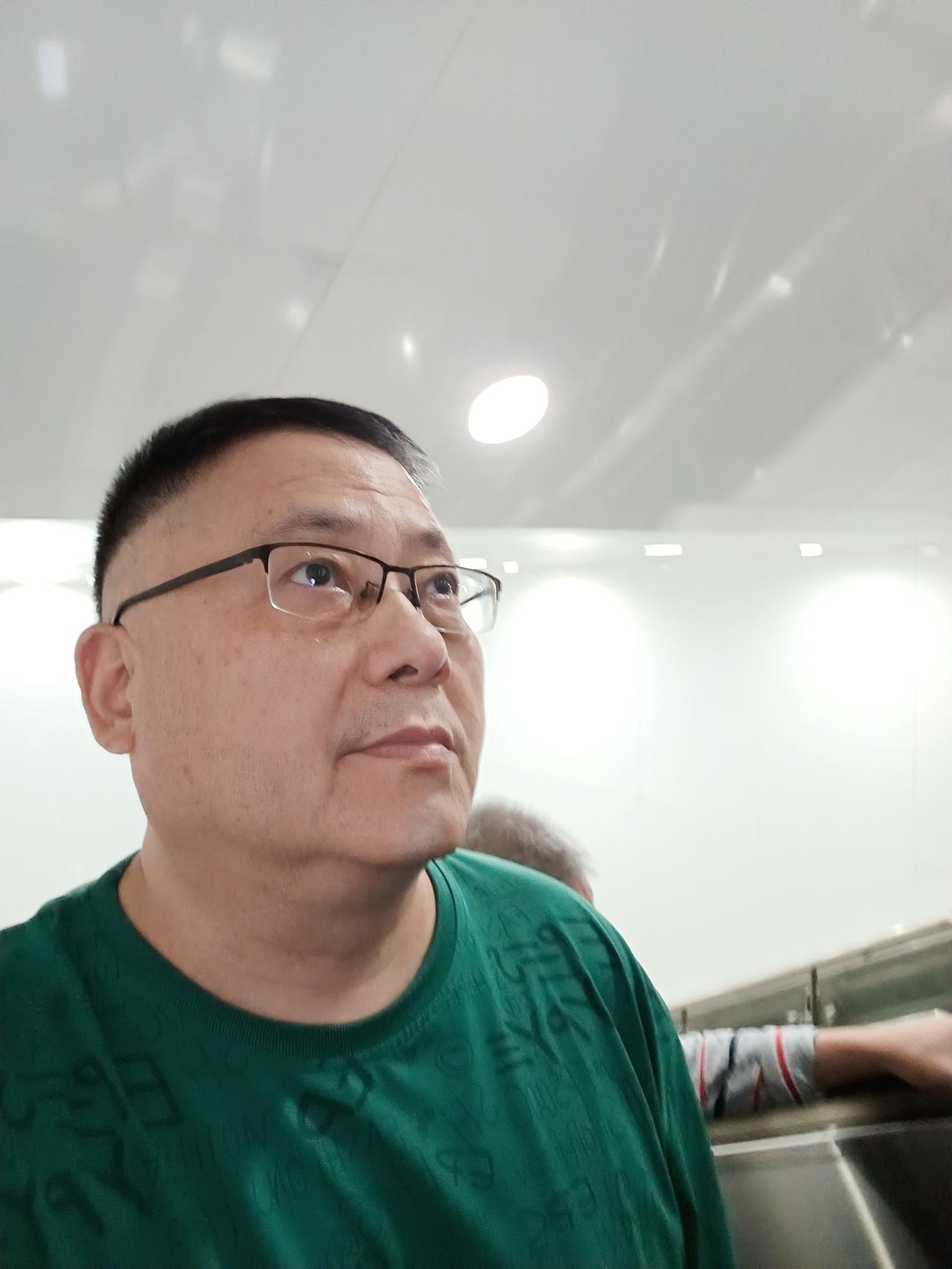 昨天是星期六，12点就出门，坐4号地铁线去丁公路南站。

四姐家就住在那附近，早