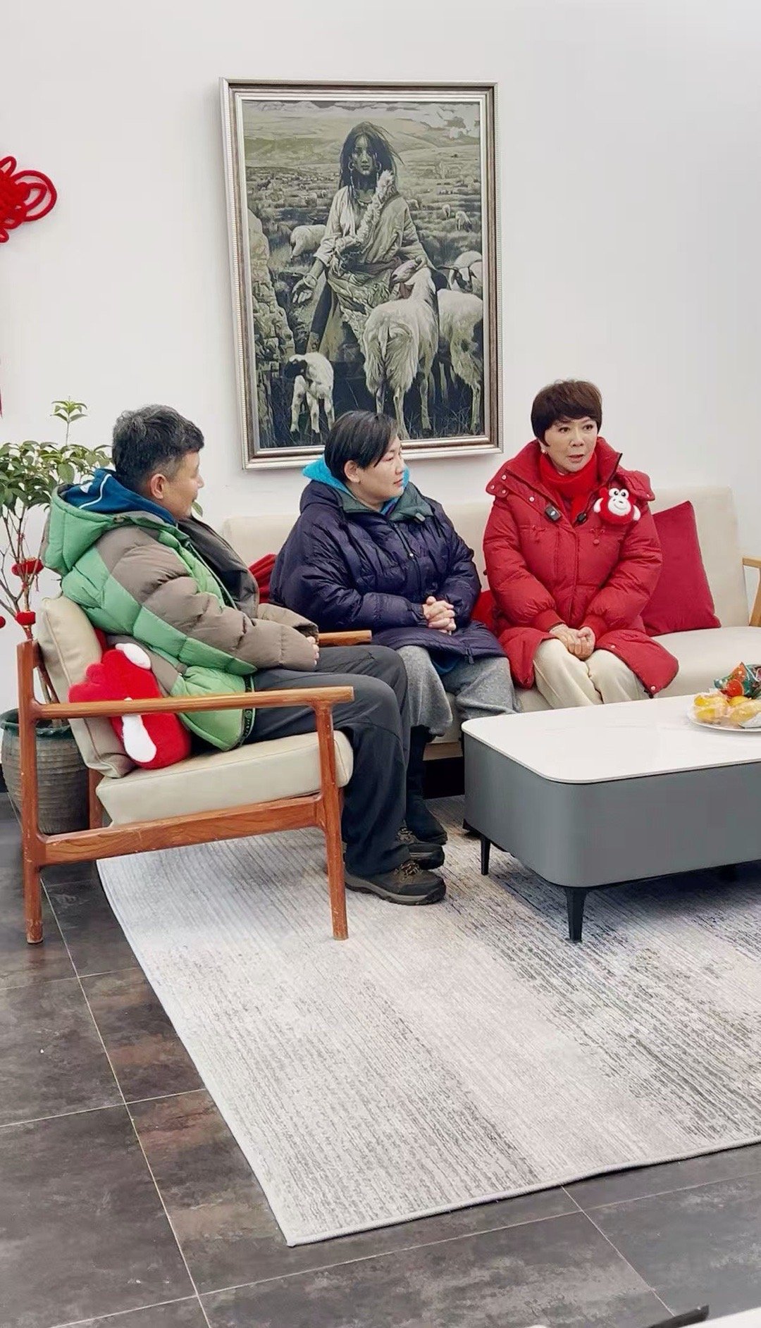 网友偶遇马大姐蔡明送门板大的电视 偶遇蔡明送电视，大得像门板！跟街坊唠嗑超亲切，