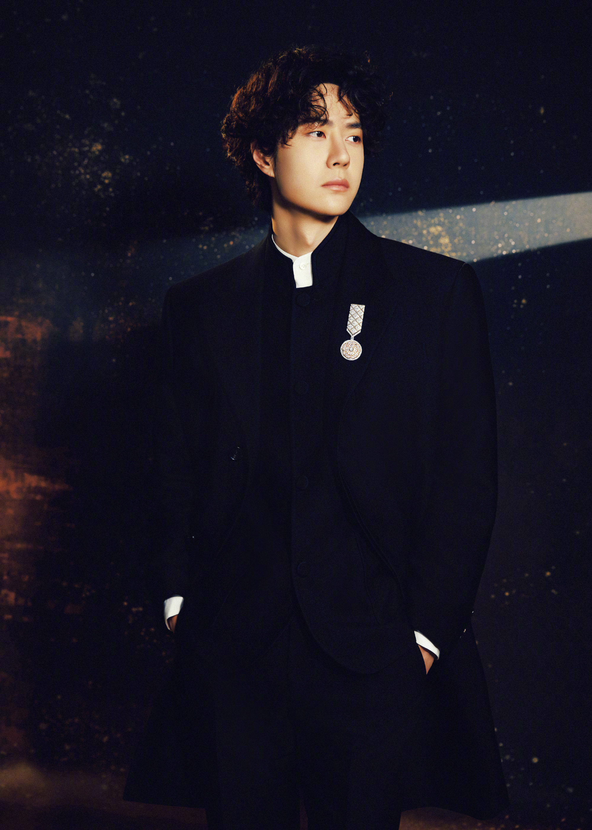 王一博卷毛王一博微博之夜出图，今天又是卷毛造型。 