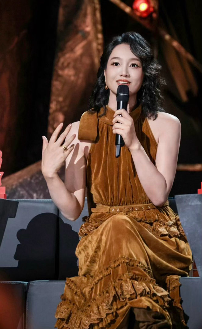 朱丹悼念刘欢 朱丹，内地主持人、演员，主持功底扎实，曾主持多档卫视节目，气质真诚