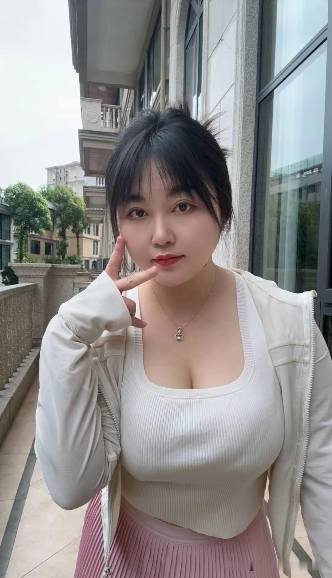 白色上衣+粉色裙子，简约又甜美，搭配白色外套，轻松出街！
