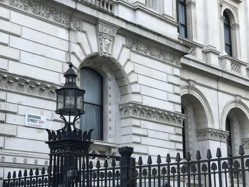 作为美国政府的铁杆粉丝，我觉得美英关系，未来大概率还是会保持紧密联系的。
回顾历