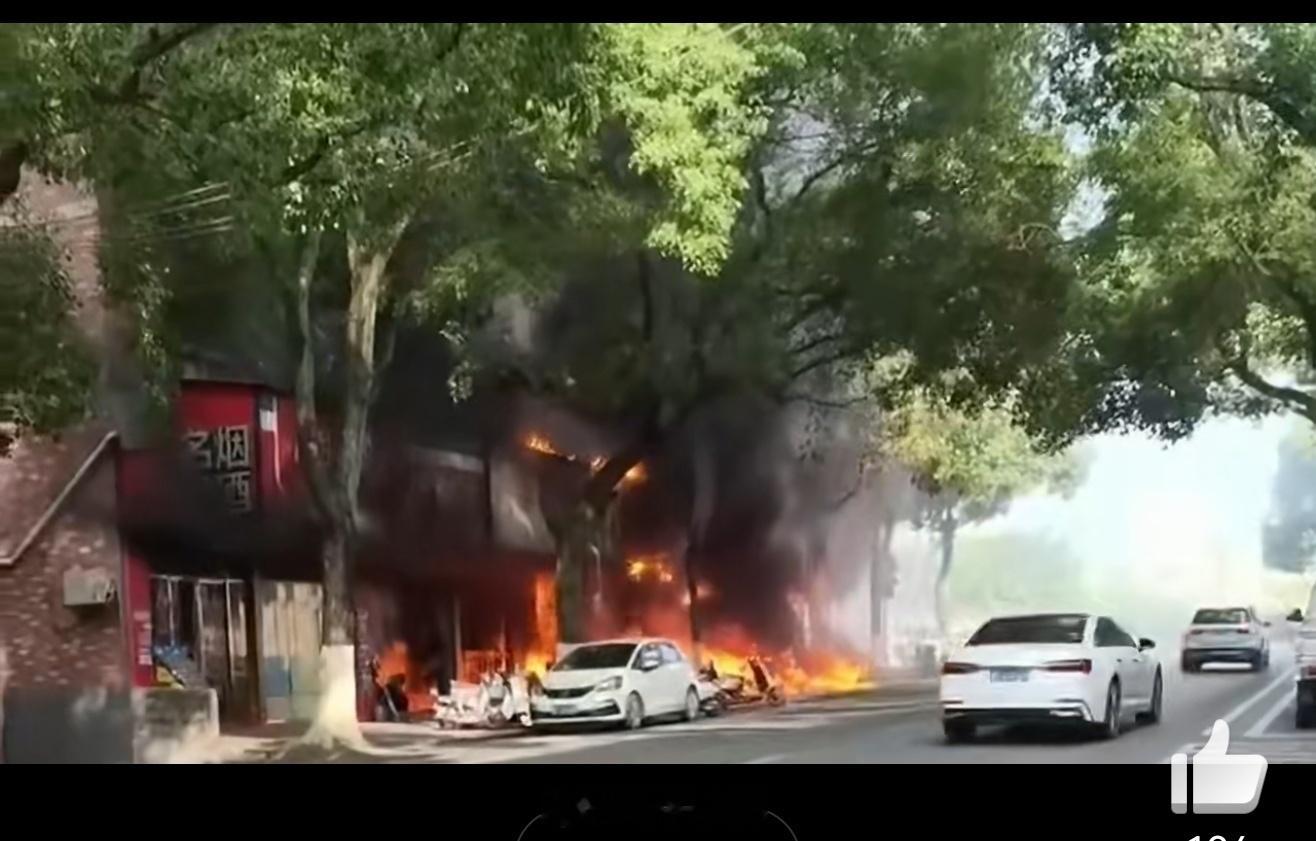 男子店铺纵火当场身亡另致2人死亡只因和店主有纠纷，男子选择纵火泄愤，自己丧命不说