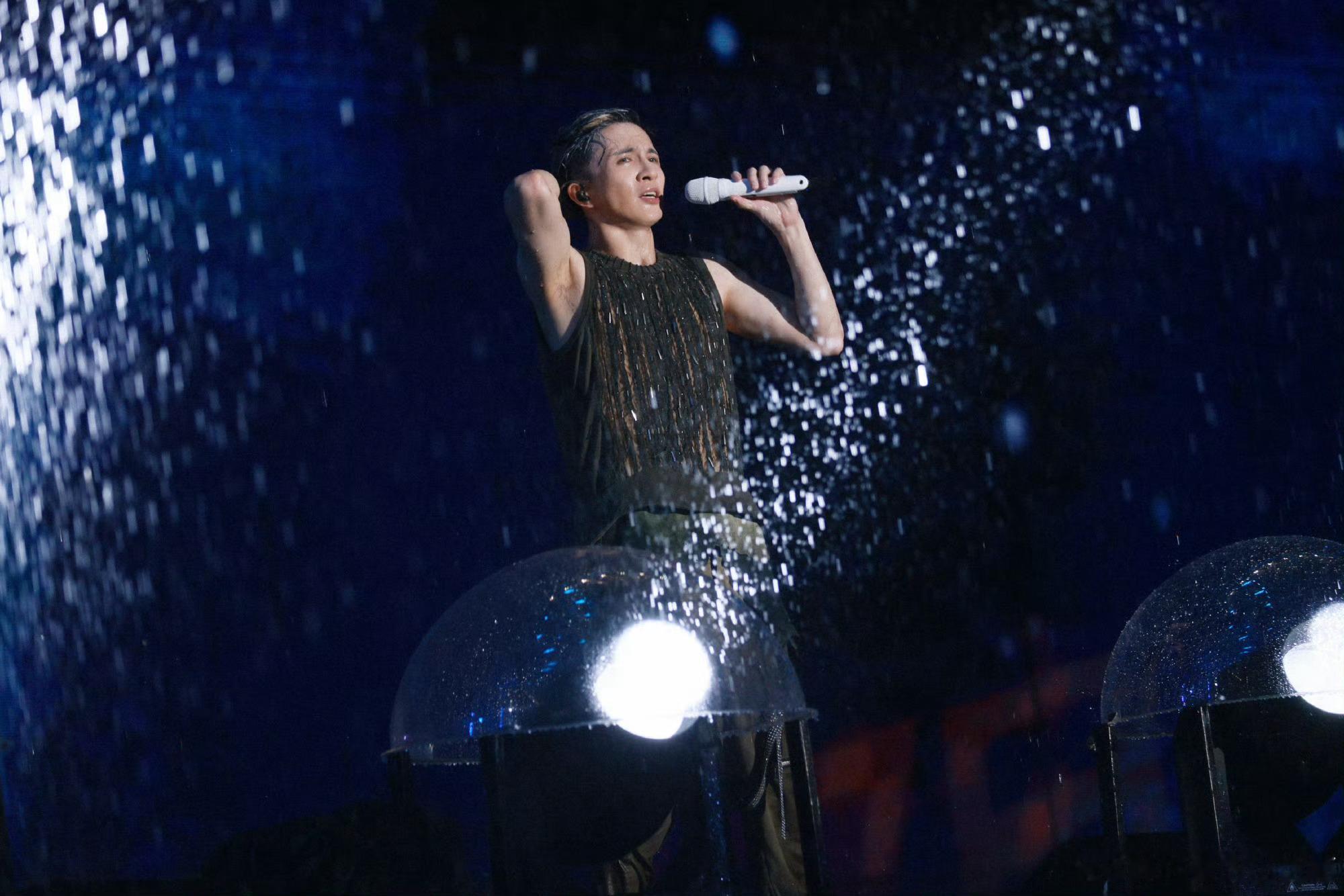 #薛之谦巡回演唱会官宣北京站# 薛之谦官宣北京站了，演唱会上的薛之谦在发光！ ​