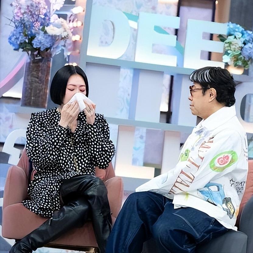 小S终于面对了！忏悔式“松绑”现场。

近日，小S后悔发起大S最后的日本旅行 热