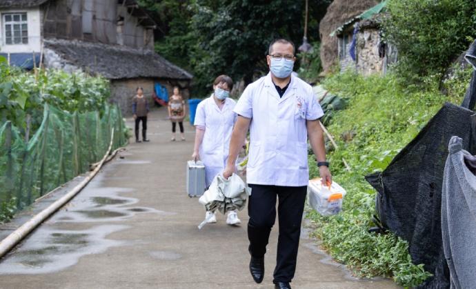 以医术和责任心守护着村民的健康，成为山区百姓最信赖的 “医靠”。