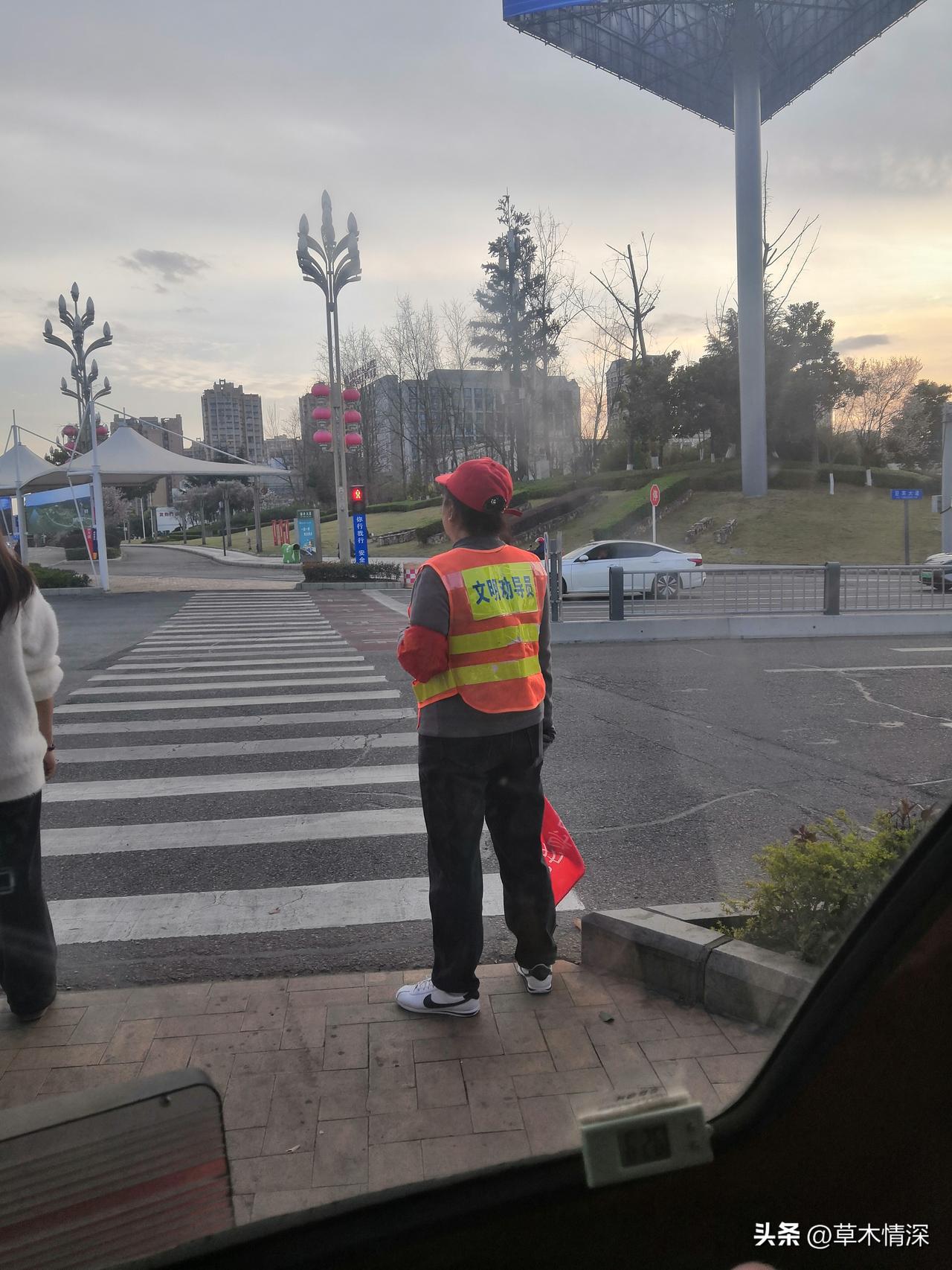 什么样的女人算自然美女人们朴素的身材，大自然的风景，迷人的身材，城市的每一个角落