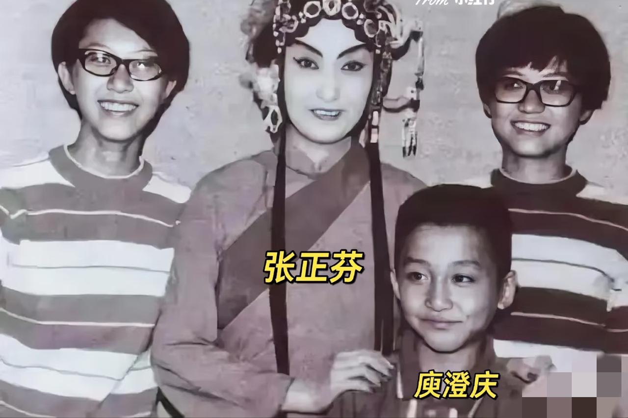1968年，庾澄庆童年和母亲，一张温馨的合影，拍摄于京剧演出散场之后。画面中心头