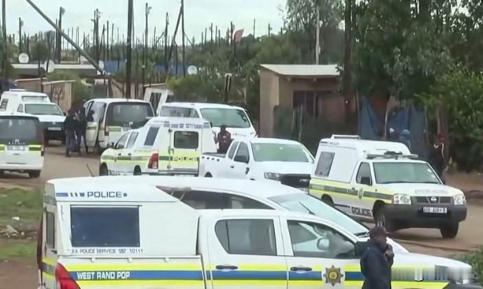 周日凌晨，一伙枪手在南非一家酒馆随机向顾客开枪，有3人当场中枪身亡，另有2人跑出