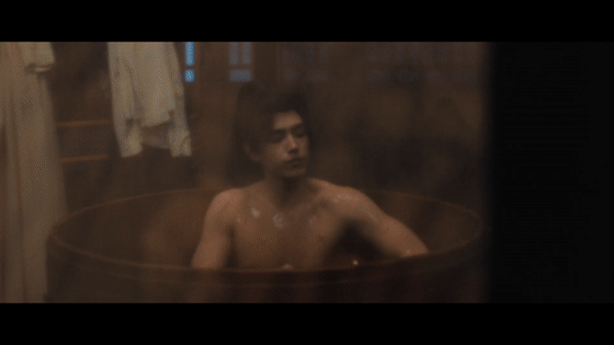 陈飞宇白日提灯沐浴戏别人沐浴戏是赏心悦目，陈飞宇的段胥沐浴戏是引人深思，伤痕太有