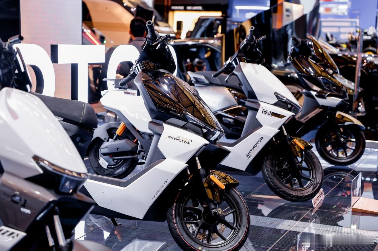 3月12日，2026年AWE开幕第一天，上海新国际博览中心人头攒动。我直奔探路生