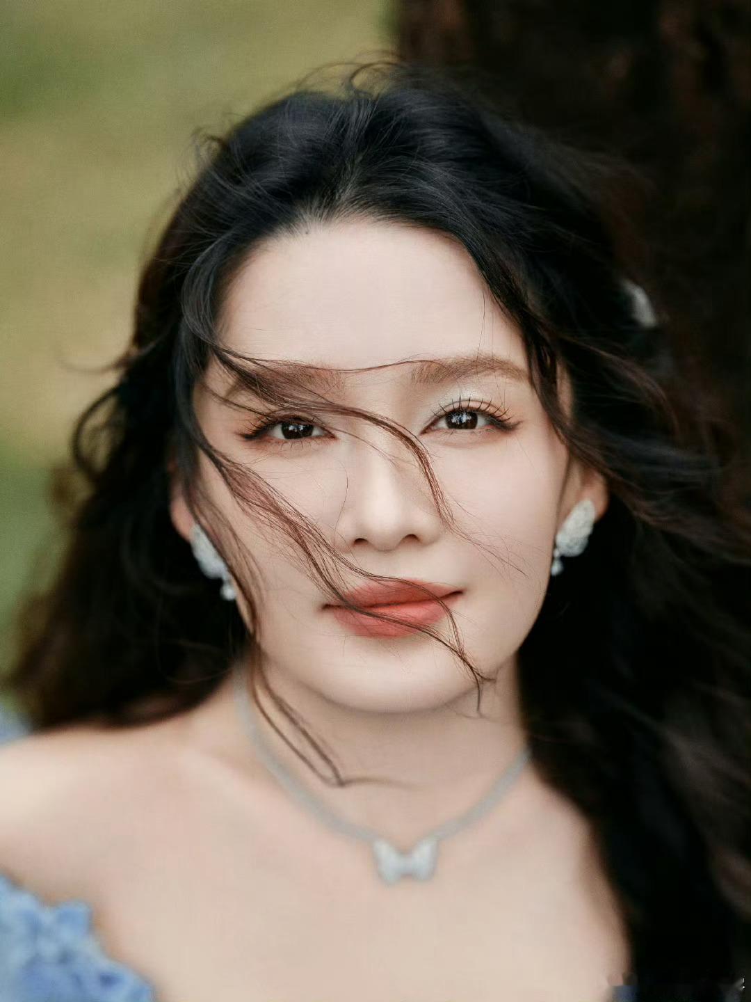 李沁工作室 摄影有待提高拍成这样居然还放出来，工作室基本审美都没了吗[允悲]。 