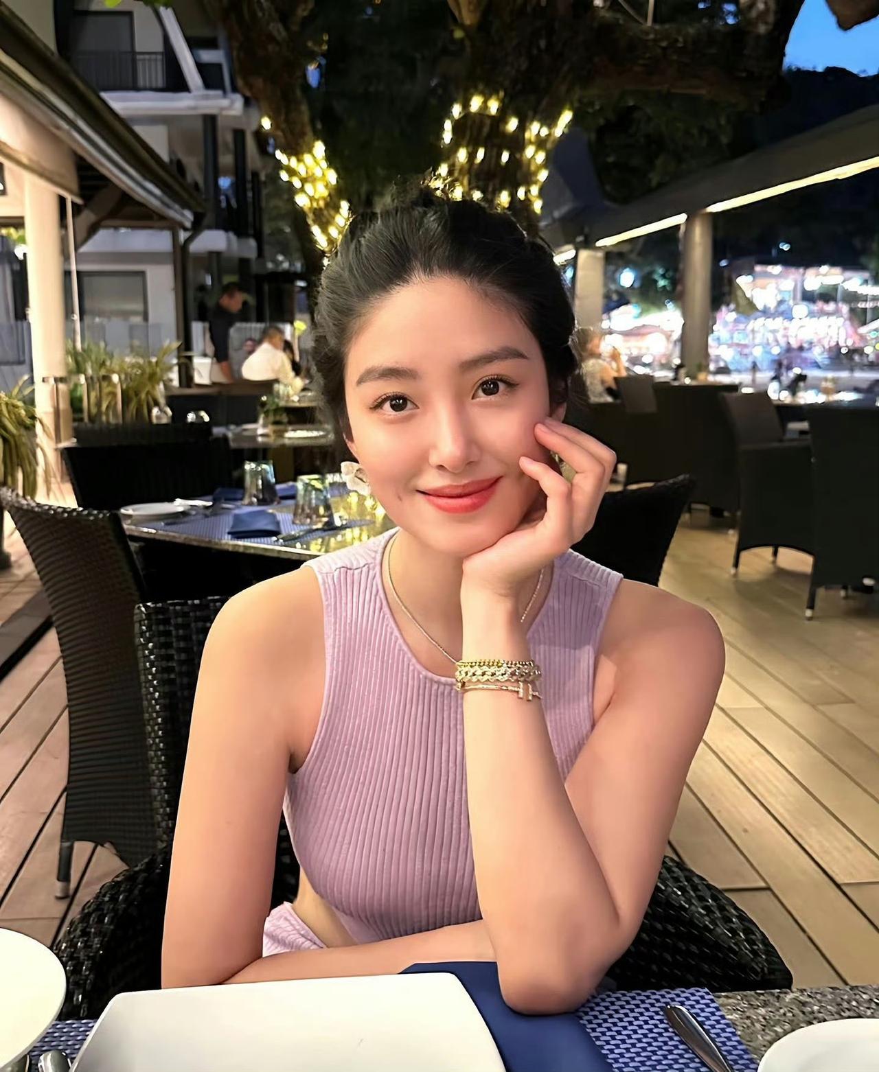 我有一种预感，
杨采钰这一次，
大概率可能是遇到了真爱了，不然也不会默默的就把孩