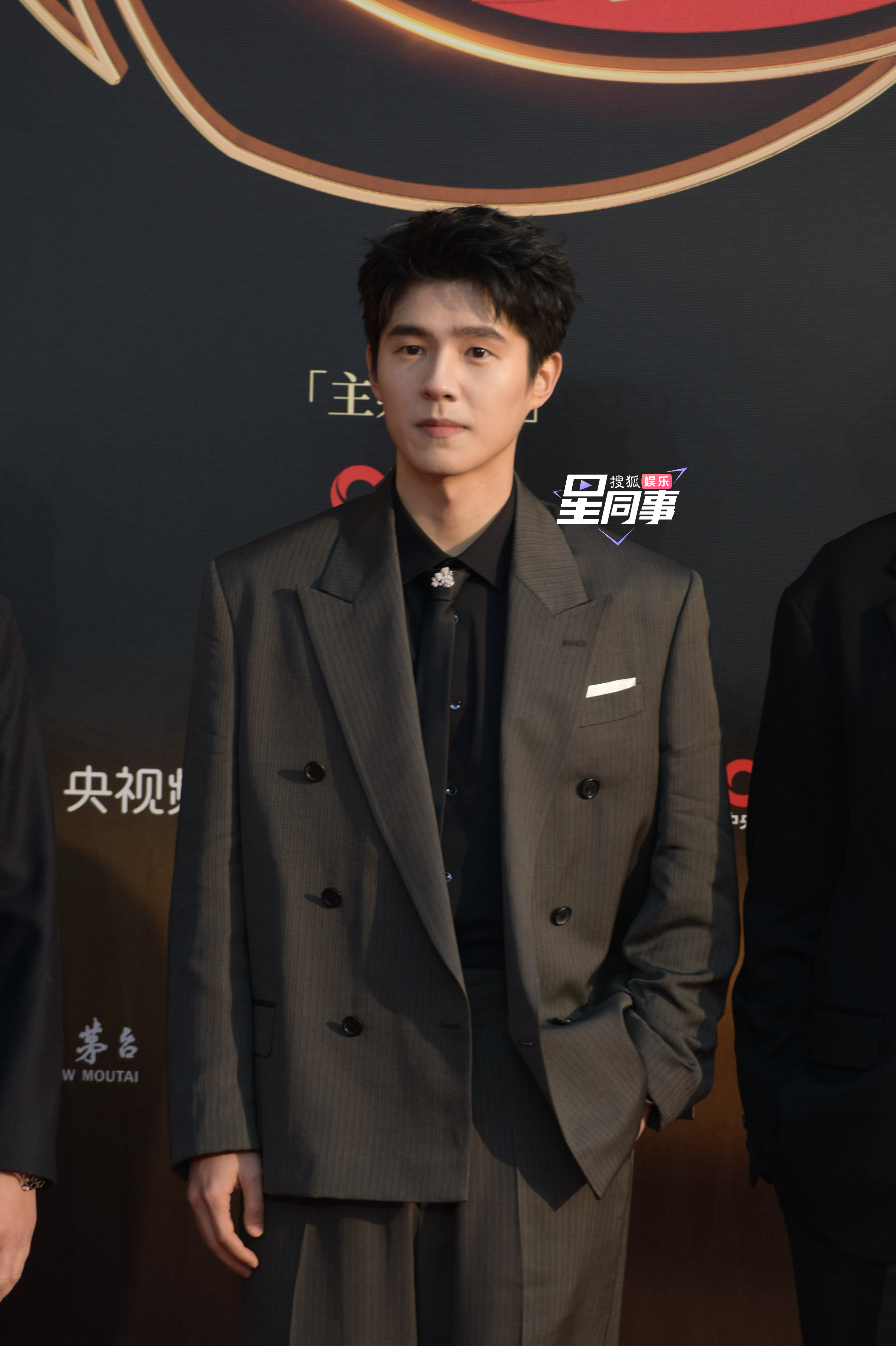 刘昊然  刘昊然现身CMG中国电影盛典红毯～身穿灰色条纹西装，儒雅利落，状态满分