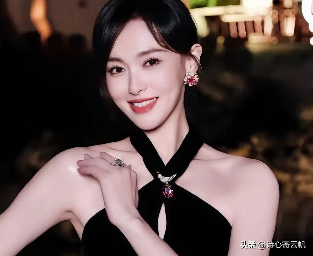 8月29号，许久没见的唐嫣冲上热搜，这回不是因为出席活动，与老公罗晋也无关。
 